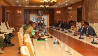 جانب من اجتماع روبلي وقادة الأجهزة الأمنية في الصومال