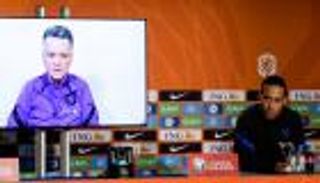 خطط فان جال في هولندا تضعه في مواجهة فان دايك