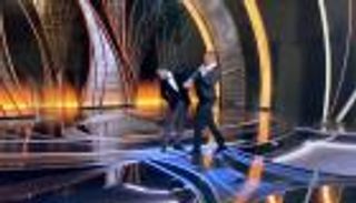 أوسكار 2022.. ويل سميث يلكم ممثلا بعد سخريته من زوجته (فيديو)