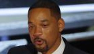 ويل سميث يبكي بعد فوزه بالأوسكار: أعتذر للأكاديمية ولزملائي المرشحين