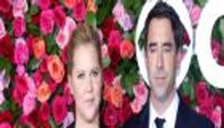 قبلة إيمي شومر لزوجها تخطف الأنظار في حفل أوسكار 2022 (صورة)