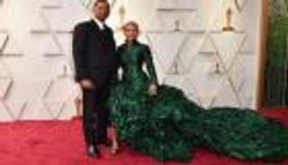 فستان زوجة ويل سميث يثير الجدل في حفل أوسكار 2022 (صور)