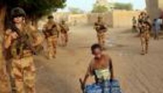 غرب أفريقيا.. كرة بين لاعبين دوليين في ساحة ينهشها الإرهاب