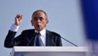 "ماكرون قاتل".. إريك زمور يتخطى إشارة حمراء في المرور للرئاسة