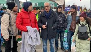 سفير المغرب ببولونيا رفقة طلبة مغاربة بأوكرانيا - أرشيفية