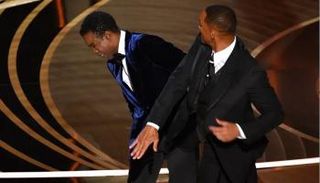 ويل سميث خلال صفعه كريس روك في حفل الأوسكار