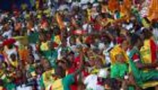 استجابت لتعليمات سيسيه.. الجماهير تشعل مباراة مصر والسنغال مبكرا (فيديو)