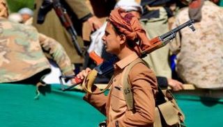 أحد عناصر مليشيات الحوثي الإرهابية - أرشيفية