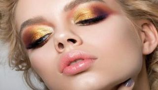 ظلال الجفون تتألق بالدرجات الترابية الرقيقة كالبني والبرونزي