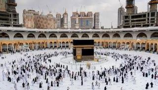 السعودية تسمح لحاملي جميع أنواع التأشيرات لها بالعمرة