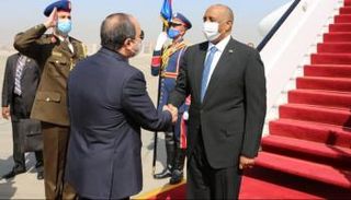 الرئيس المصري يستقبل رئيس مجلس السيادة السوداني بمطار القاهرة