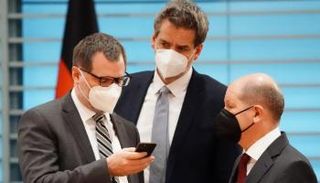 شولتز والمتحدث باسم الحكومة