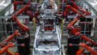 شاهد روبوتات تصنع سيارات "تسلا" في ألمانيا.. (فيديو)