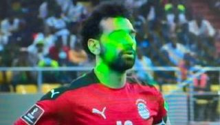 أشعة الليزر على وجه محمد صلاح
