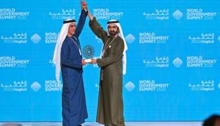 الشيخ محمد بن راشد آل مكتوم يكرم الفريق الشيخ سيف بن زايد آل نهيان.