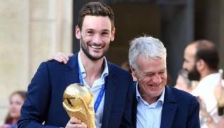 ديشامب مدرب منتخب فرنسا مع هوجو لوريس