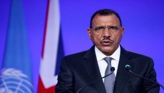 رئيس النيجر محمد بازوم (أرشيفية- أ. ف. ب)