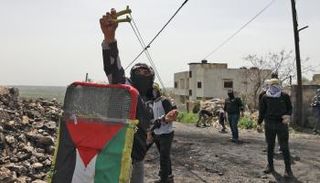  فلسطينيون يتظاهرون في قرية كفر قدوم بالضفة الغربية (أ. ف. ب)