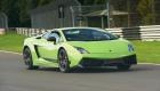 الأطفال يقودون السيارات الخارقة.. تجربة "مثيرة" في حلبات السباق