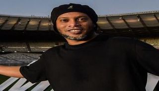 رونالدينيو لاعب باريس سان جيرمان وبرشلونة السابق