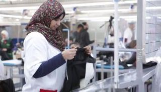 عاملة بأحد معامل النسيج في المغرب - أرشيفية