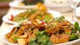 اللبنانيون يستقبلون "رمضان" بجيوب خاوية.. أزمة "صحن الفتوش" 