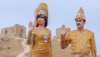 عرض فلكلوري أمام أحد معالم الموصل المهدمة