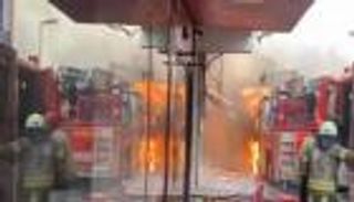 حريق هائل يلتهم 5 بنايات وسيارة إطفاء في إسطنبول (صور وفيديو)
