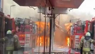 النيران مشتعلة في سيارة إطفاء