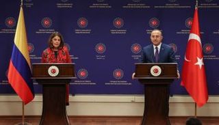 الوزير التركي خلال المؤتمر الصحفي الوزيرة راميريز 