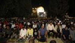 عشرات الآلاف يؤدون صلاة التراويح في المسجد الأقصى (صور)
