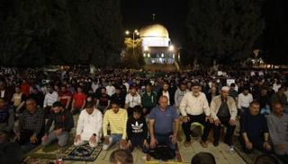 الآلاف يؤدون صلاة التراويح في المسجد الأقصى