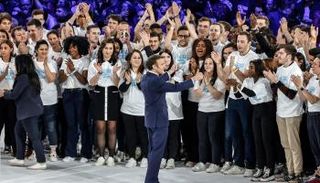 إيمانويل ماكرون أمام أنصاره قرب باريس( أ.ف.ب)