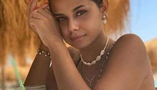 الفنانة منة عرفة 