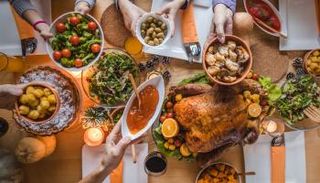 الاستلقاء بعد الإفطار مباشرة من السلوكيات الخاطئة صحياً في رمضان