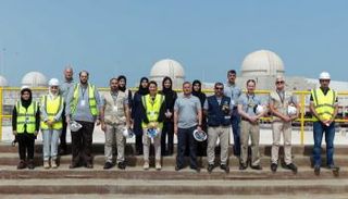 صورة تجمع فريق عمل محطة براكة مع الوزيرة مريم بنت محمد المهيري