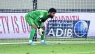 أنقذ 3 ركلات جزاء.. حارس النصر يخطف الأضواء رغم خطأ الشارقة (فيديو)