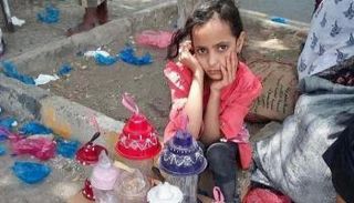 طفلة يمنية وأمامها فوانيس رمضان أحد رموز الشهر الكريم