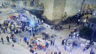 باب العامود بالقدس مساء يوم الأحد