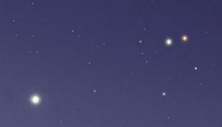 محاكاة لاقتران المريخ و زحل وفي أقصى اليسار  يظهر كوكب الزهرة ساطعا