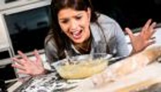 7 عادات خاطئة في المطبخ.. الملح على البيض قبل أم بعد الطهي؟