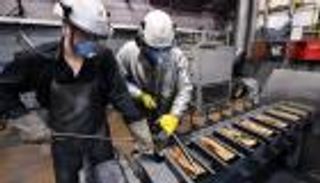 قوة الدولار تطفئ "بريق" الذهب.. والبلاديوم يقفز