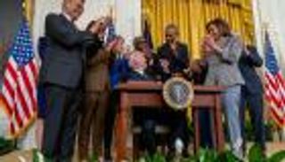 أوباما في البيت الأبيض بعد 5 سنوات.. ما قصة "القلم السريّ"؟