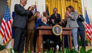 لحظة توقيع بايدن لتعديل قانون الرعاية الصحية