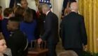 بالفيديو.. موقف محرج لبايدن مع أوباما