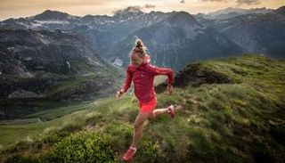 فتاة تمارس ركض المسار