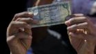 الريال اليمني يقفز 30%.. تفاؤل وتعاف بعد الدعم السعودي الإماراتي