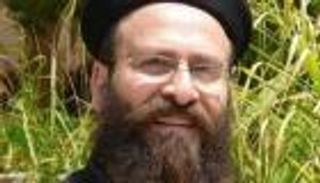 شهود عيان: قاتل كاهن الإسكندرية صرخ بكلمات غير مفهومة.. وتبدو عليه علامات المرض النفسي