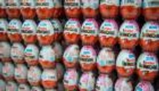 أزمة شوكولاتة كيندر.. إغلاق مصنع و"فيريرو" تعتذر ودول عربية تسحبها