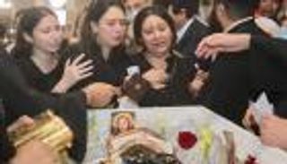 مصر تودّع كاهن الإسكندرية بالدموع في جنازة مهيبة (صور)